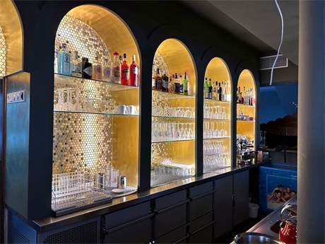 Bar-Ausbau mit Beleuchtung
